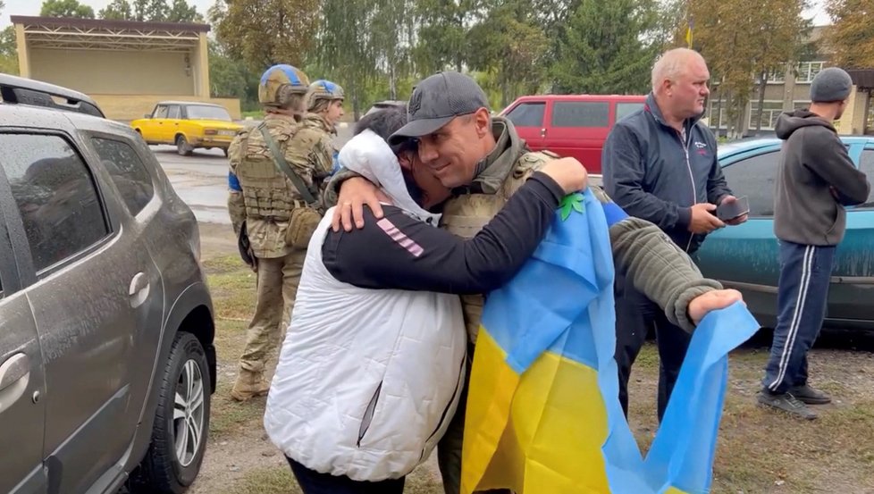 Ukrajinci při ofenzivě osvobodili i osadu Kozacha Lopan v Charkovském regionu nedaleko hranic s Ruskem.