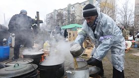 Polní kuchyně místní domobrany v Kyjevě