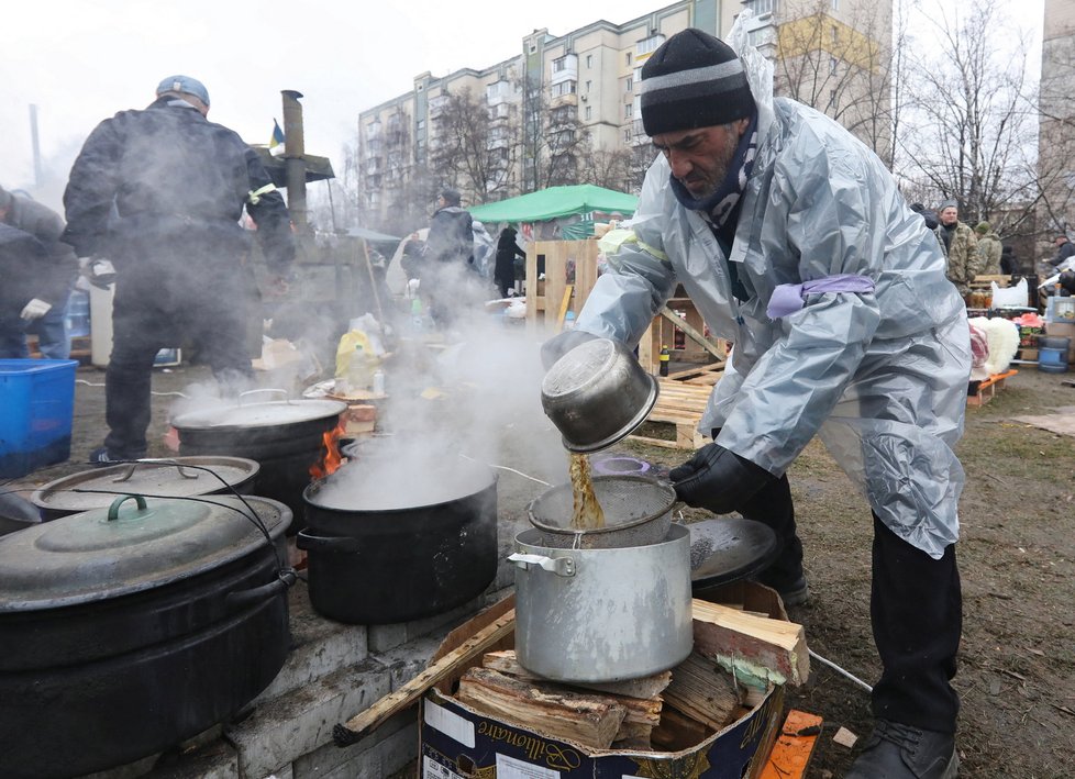 Polní kuchyně místní domobrany v Kyjevě