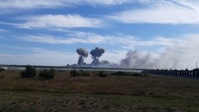 Kouř po explozi na Krymu (9. 8. 2022)