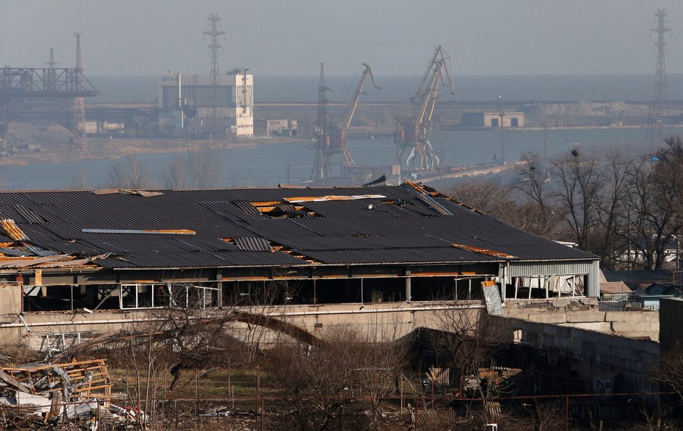 Zdevastovaný Mariupol: Pohled na ocelárnu Azovstal (28.3.2022)