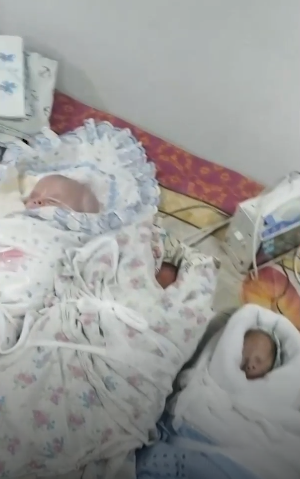 Nemocnice v Dnipru, novorozenci, kteří byli přeneseni do leteckého krytu.