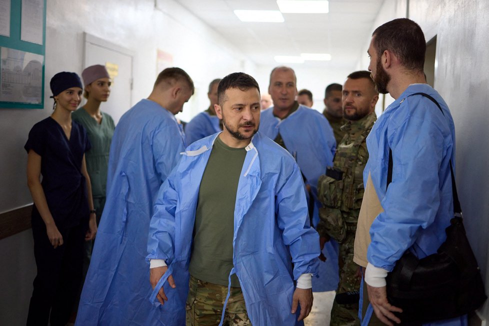 Volodymyr Zelenskyj navštívil své vojáky v nemocnici v Oděse.
