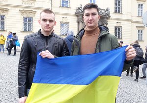 Vladimir (18, vlevo) pochází ze Záporoží. Nyní studuje v Brně na VUT.