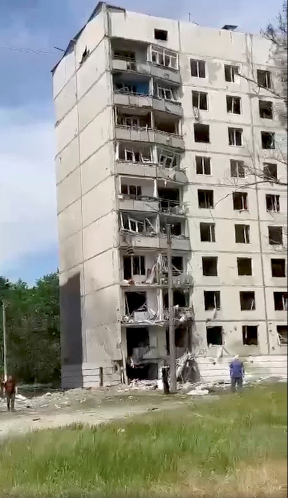 Pohled na budovy těžce poškozené při ruském raketovém úderu v Kivšarivce v Charkovské oblasti (29.5.2023)