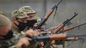 Ukrajinští rekruti v britském Kentu. Připravují se na válku (15. 8. 2022)