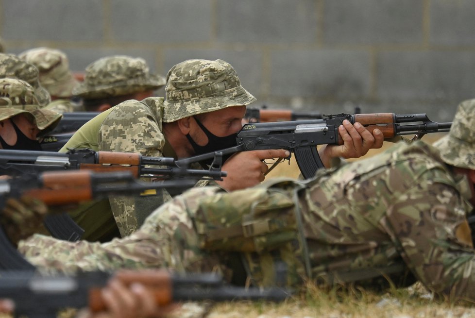 Ukrajinští rekruti v britském Kentu. Připravují se na válku. (15. 8. 2022)