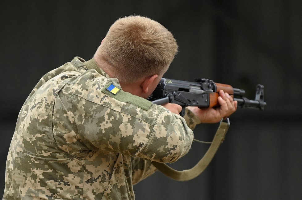 Ukrajinští rekruti v britském Kentu. Připravují se na válku. (15. 8. 2022)