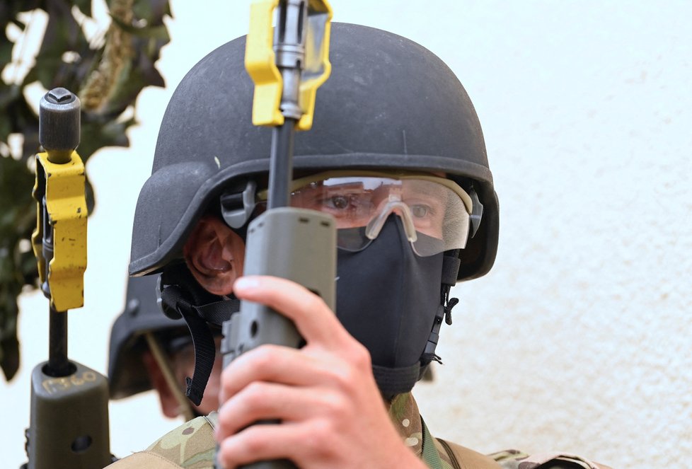 Ukrajinští rekruti v britském Kentu. Připravují se na válku (15. 8. 2022)