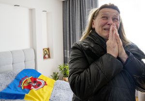 Ukrajinská matka truchlí pro svého padlého 25letého syna - zabitého vojáka Romana Pavlovyche