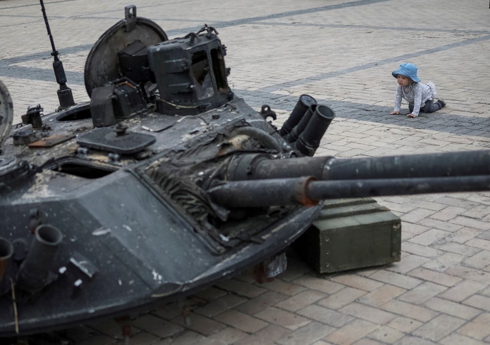 Válka na Ukrajině: Výstava zničených ruských tanků v centru Kyjeva (21.5.2022)