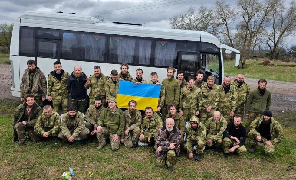 Návrat ukrajinských vojáků z ruského zajetí (16.4.2023)