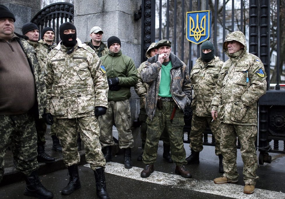 Dobrovolníci z řad ukrajinské armády protestují proti způsobu vedení války proti ruským rebelům