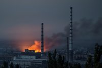 Rusové ostřelují chemičku Azot: Zasáhli vstupní halu a zoufale útočí na vesnice v okolí
