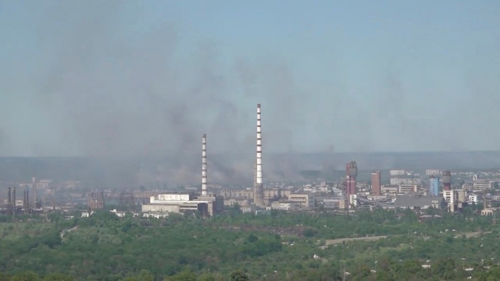 Rusy ostřelovaná chemička Azot v Severodoněcku