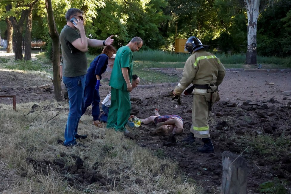 Muž truchlí nad tělem své zabité přítelkyně v Donětsku (9. 6. 2022)