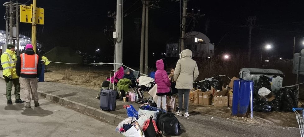 Řada uprchlíků včetně dětí se už nevejde do stanů, noc musí přežít v zimě na chodníku.