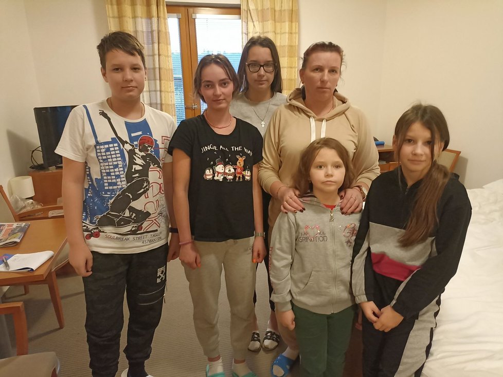Natalya přijela se 4 ze svých 6 dětí, vzala i dceru své sestry. Její nejstarší dcery Violeta a Veronika mají do Kuřimi dorazit v nejbližších hodinách.