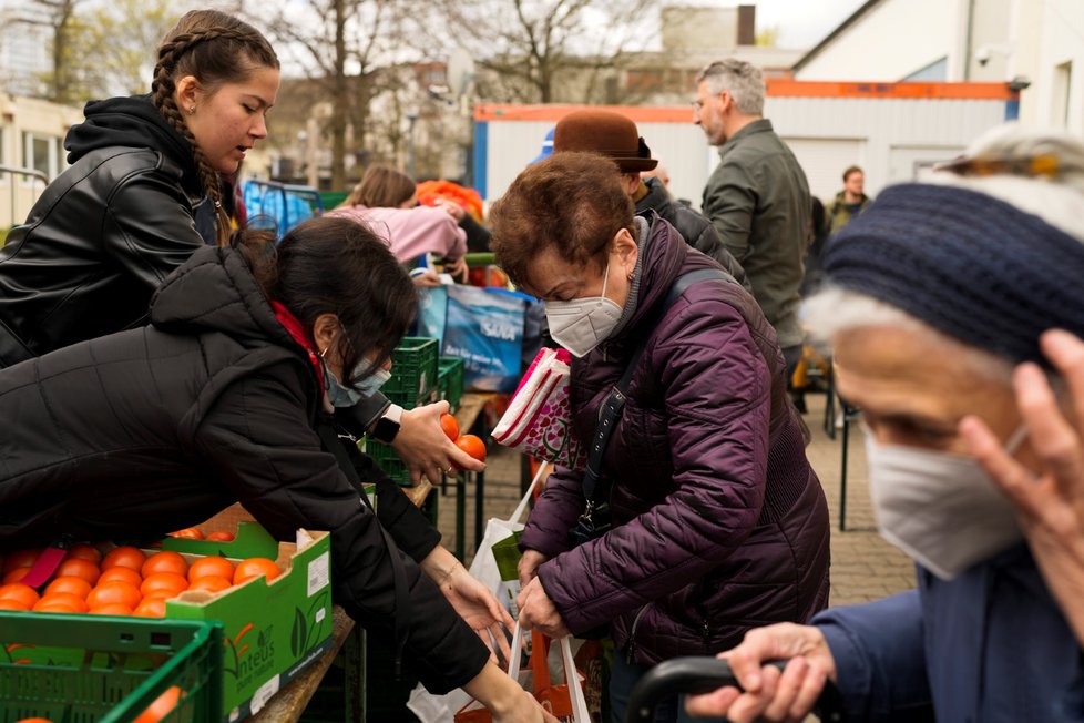 Předání potravinové pomoci uprchlíkům v Berlíně (12. 4. 2022)