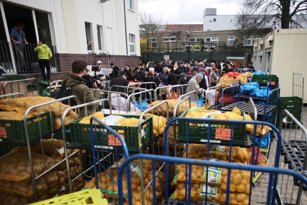 Předání potravinové pomoci uprchlíkům v Berlíně (12. 4. 2022)