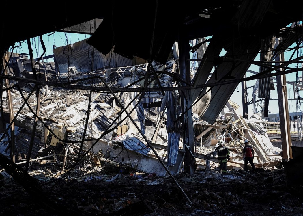 Ruský útok na nákupní středisko v ukrajinském Kremenčuku. Podle Eclesstona Rusové nezabíjejí Ukrajince záměrně