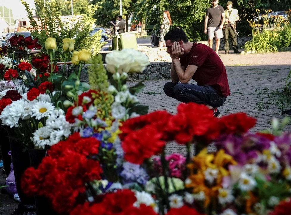 Improvizovaný pomník za oběti ruského ostřelování Kremenčuku (28. 6. 2022)