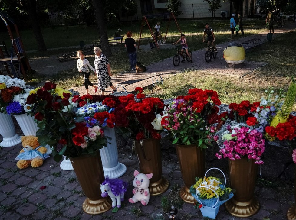 Improvizovaný pomník za oběti ruského ostřelování Kremenčuku (28. 6. 2022)