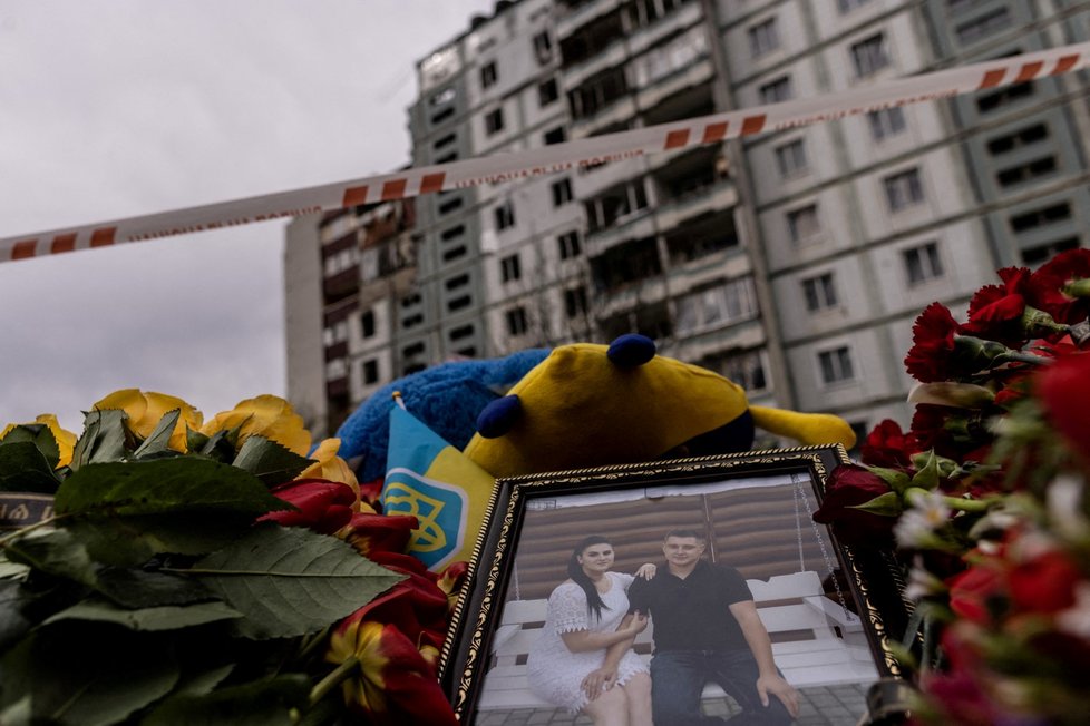 Lidé truchlí za oběti ve městě Umaň (30. 4. 2023).