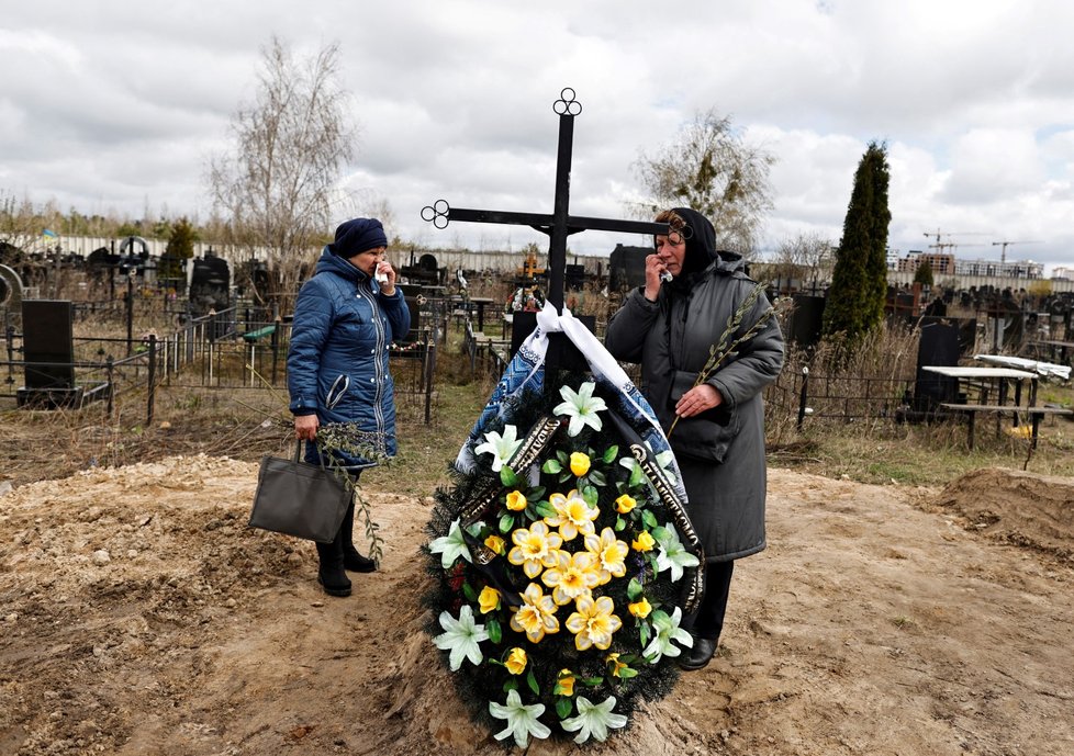 Válka na Ukrajině: Pohřby v Buče