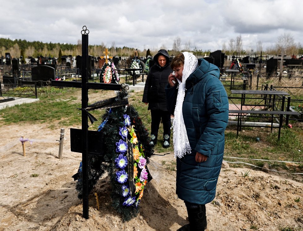 Válka na Ukrajině: Pohřby v Buče