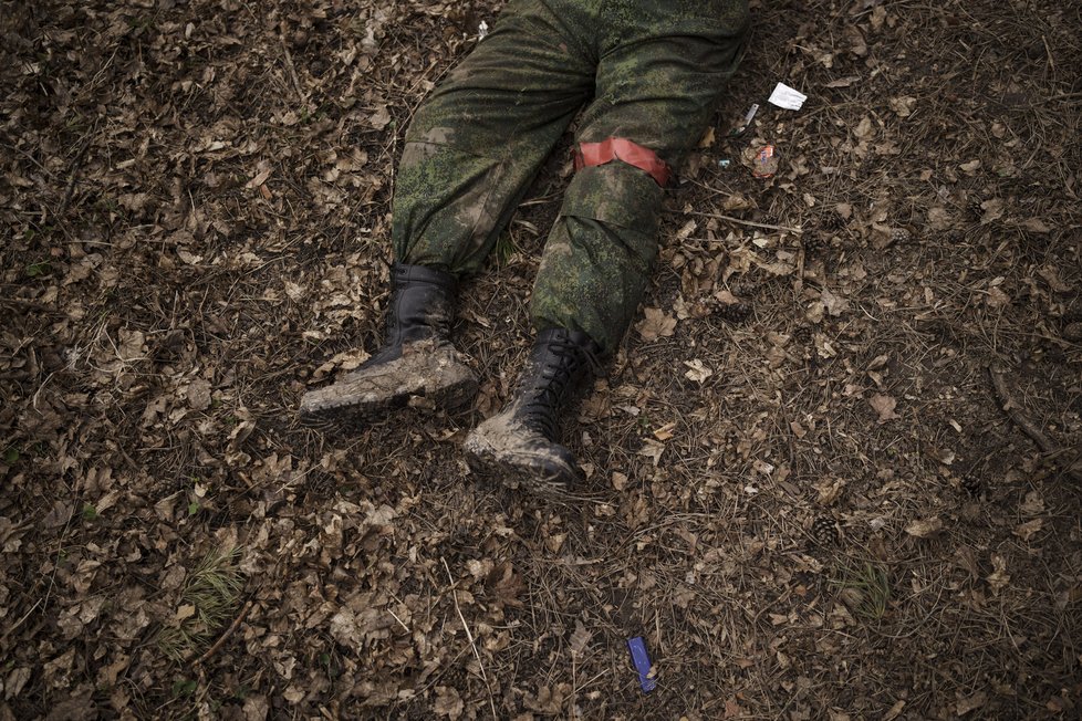 Kontroverzní boj s Putinovskou propagandou: Ukrajinští vojáci fotí mrtvé Rusy