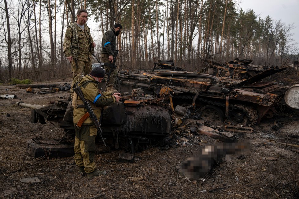 Kontroverzní boj s Putinovskou propagandou: Ukrajinští vojáci fotí mrtvé Rusy