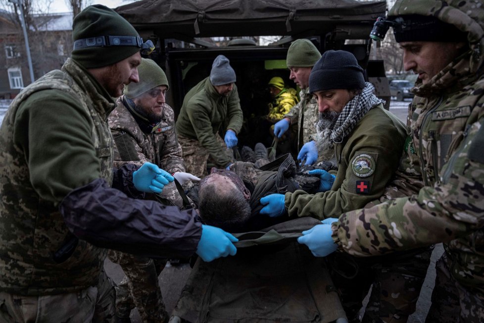 Tvrdé boje v Donětském regionu: Zdravotníci ošetřují zraněné vojáky (10. 1. 2022)