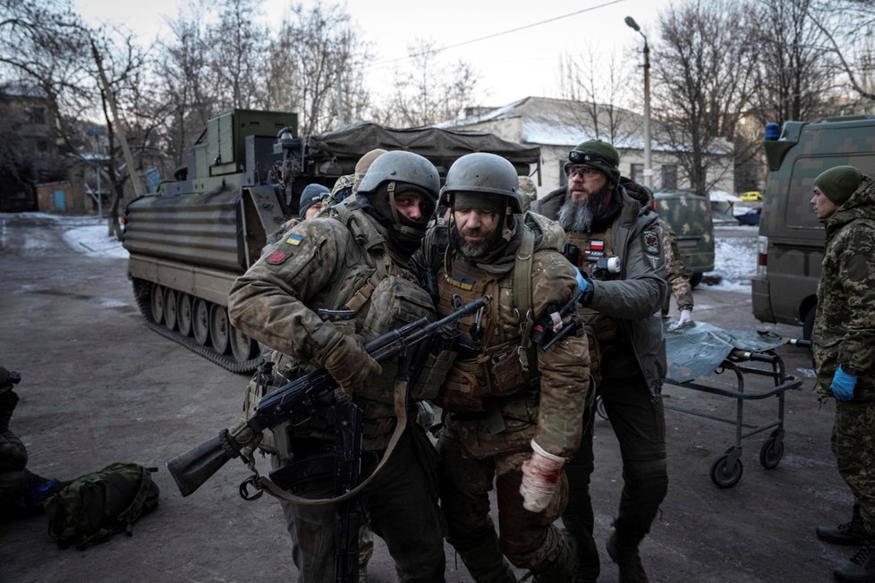 Tvrdé boje v Donětském regionu: Zdravotníci ošetřují zraněné vojáky (10. 1. 2022).