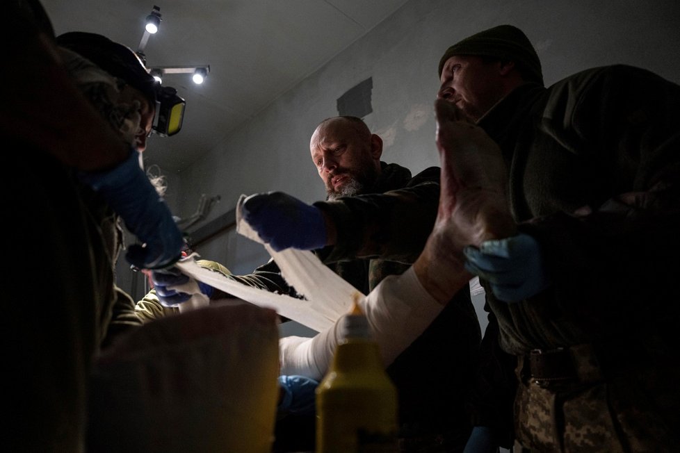 Tvrdé boje v Donětském regionu: Zdravotníci ošetřují zraněné vojáky (10. 1. 2022)