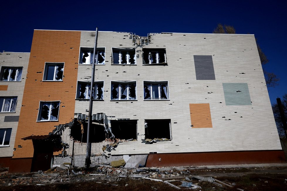 Lidé v obci Velyka Novosilka v Donětské oblasti se ukrývají před bombardováním (6. 3. 2023)
