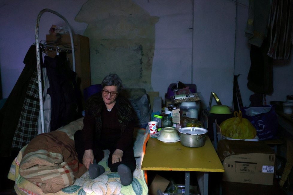 Lidé v obci Velyka Novosilka v Donětské oblasti se ukrývají před bombardováním (6. 3. 2023)