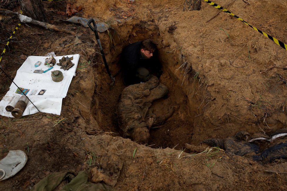 Humanitární mise „Černý tulipán“: Dobrovolníci exhumují těla padlých ukrajinských vojáků