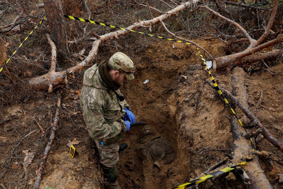 Humanitární mise „Černý tulipán“: Dobrovolníci exhumují těla padlých ukrajinských vojáků.