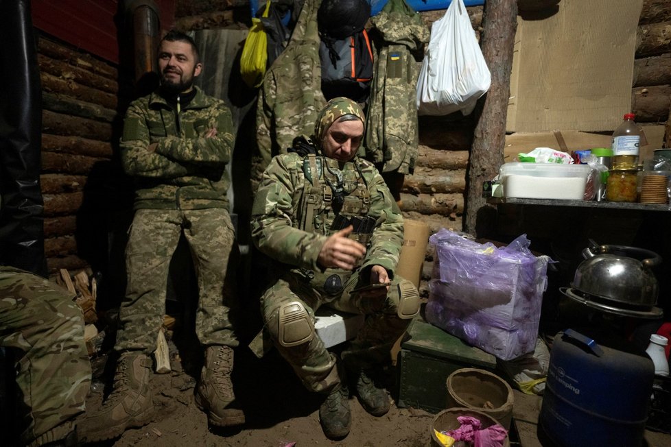 Ukrajinští vojáci na frontě poblíž Bachmutu
