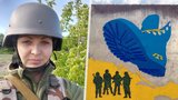 Julie bývala doktorkou: Teď statečná matka odvezla děti k prarodičům a šla bránit Ukrajinu