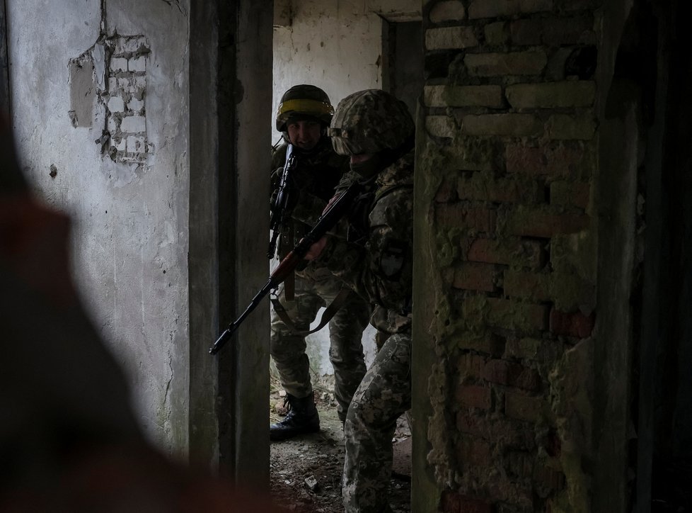 Ukrajinští vojáci poblíž hranic s Běloruském v oblasti Volyně.