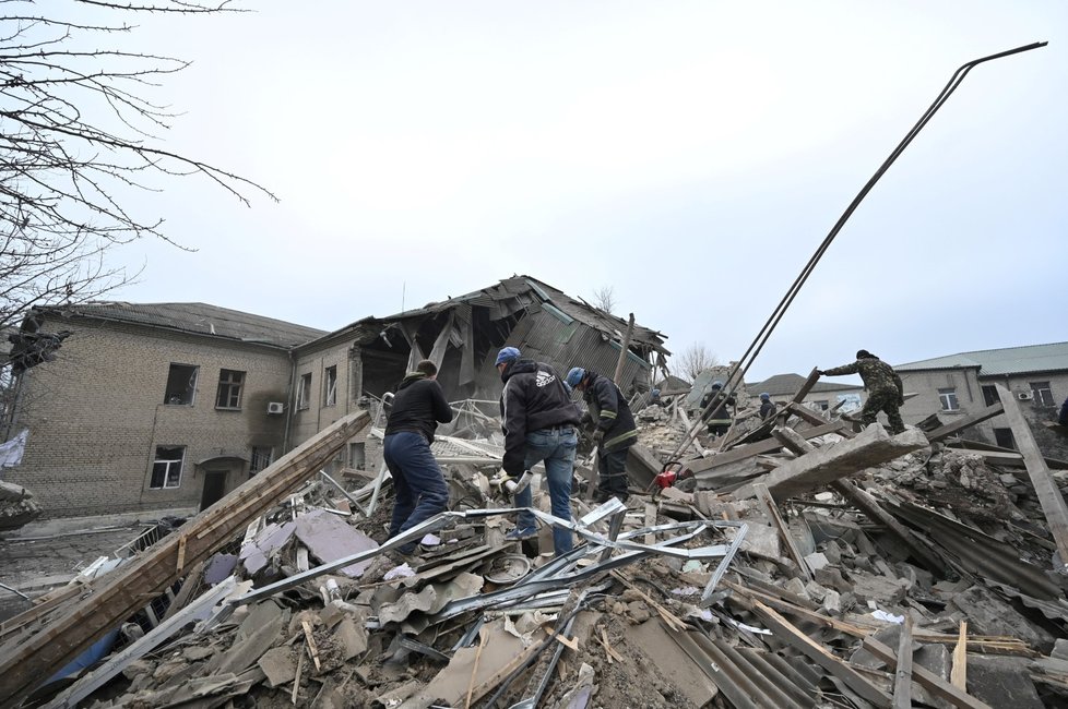 Následky bombardování porodnice ve Vilňansku v Záporožské oblasti.
