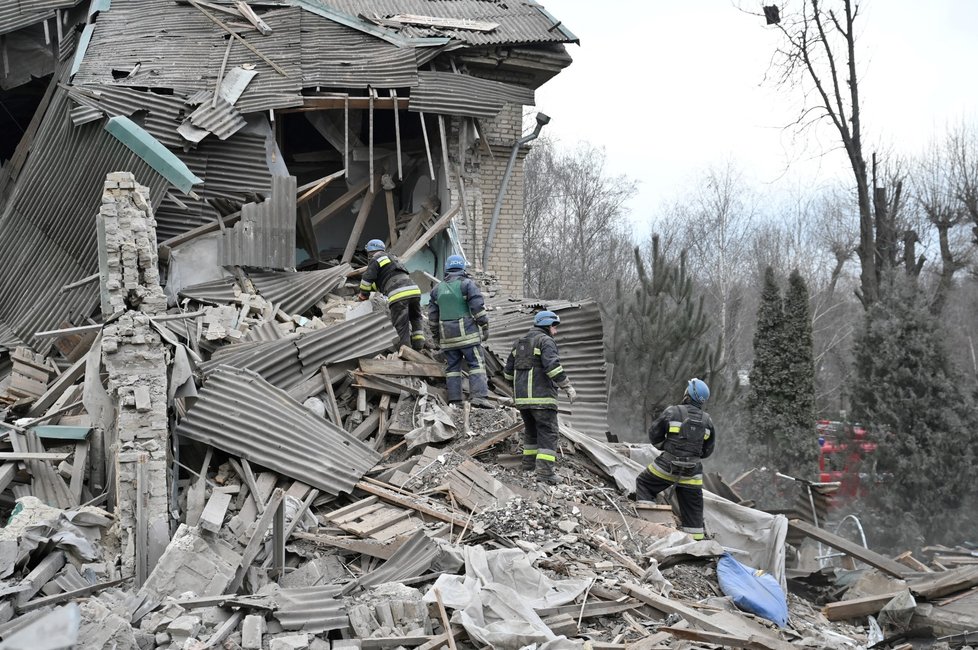 Následky bombardování porodnice ve Vilňansku v Záporožské oblasti.