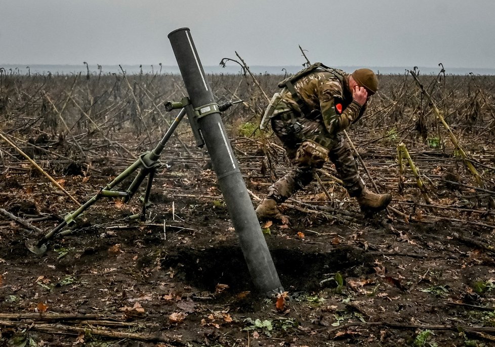 Ukrajinský voják pálí z minometu na frontové linii v Záporožské oblasti