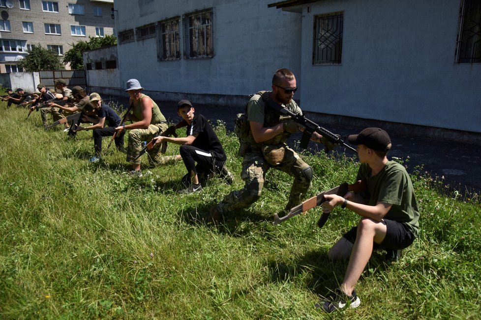 Výcvik se zbraněmi pro teenagery je pořádán ve Lvově (16. 7. 2023)
