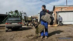 Ukrajinští farmáři v neprůstřelných vestách znovu zasévají svá pole.