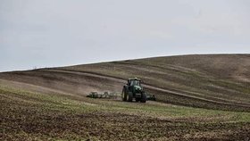 Ukrajinští farmáři v neprůstřelných vestách znovu zasévají svá pole.