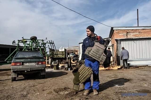 Ukrajinští farmáři v neprůstřelných vestách znovu zasévají svá pole.