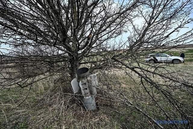 Ukrajinští farmáři v neprůstřelných vestách znovu zasévají svá pole.